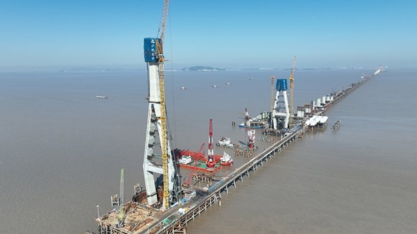 世界最长跨海高铁大桥建设重大进展！杭州湾跨海铁路大桥南航道桥首座主塔封顶